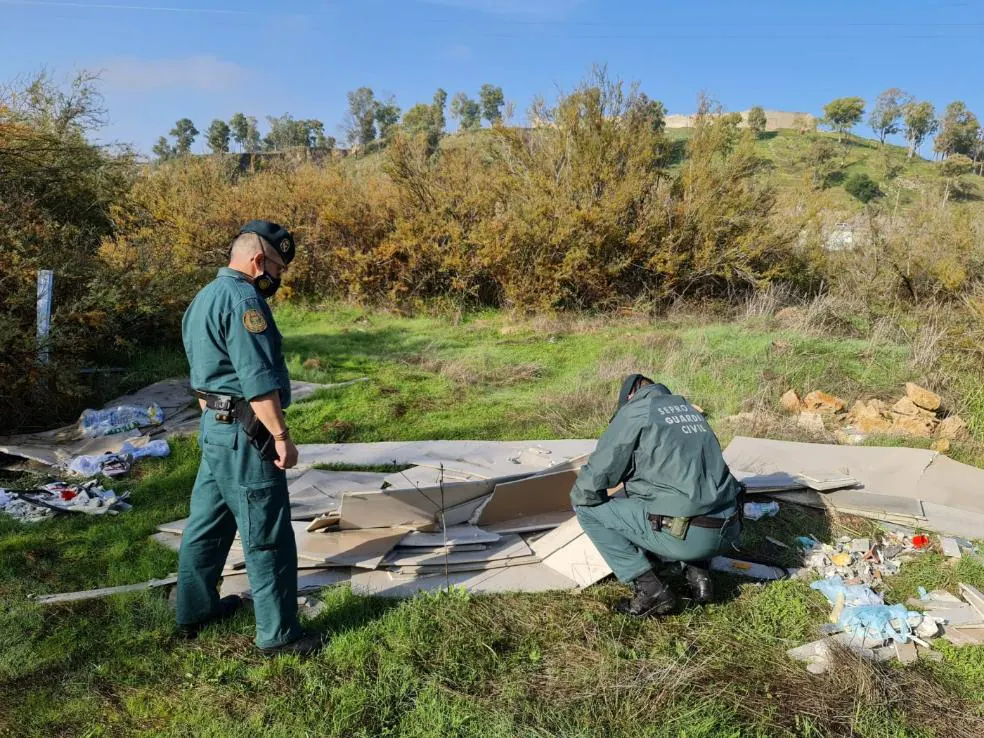 Dos agentes del Seprona investiganunos ripios hallados recientemente. / HOY