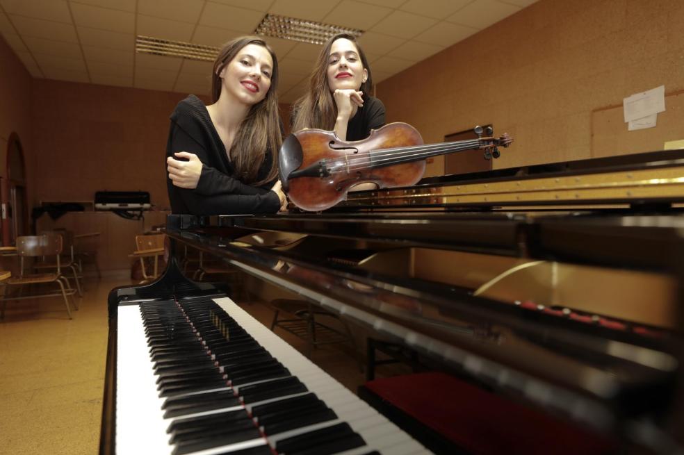 Referentes. Estela Bernat y Clara Lorenzo quieren dar voz, a través de sus dedos, a las creadoras con luz propia. / LORENZO CORDERO