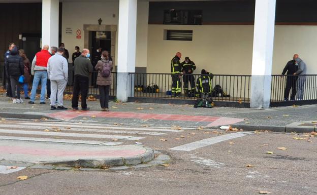 Muere una mujer de 84 años y un policía resulta herido en el incendio de un piso