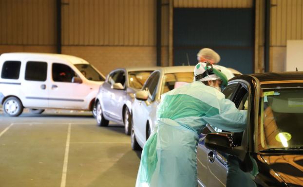 Largas colas en el primer día del cribado masivo en Don Benito