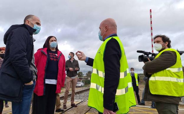 La consejera de Agricultura visita el paso a nivel de San Blas