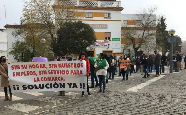 Un centenar de trabajadores se manifiestan por el cierre del San Juan de Dios de Almendralejo