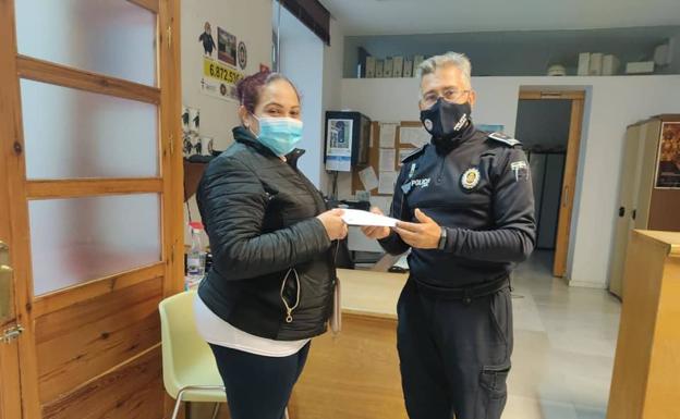 Tres vecinos devuelven más de 400 euros a una mujer que los perdió