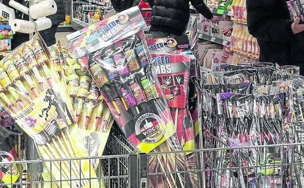 El Ayuntamiento prohíbe la venta y utilización de petardos con multas de hasta 1500 euros