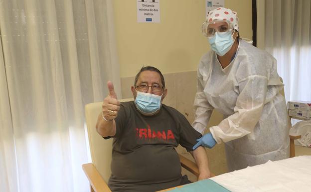 Vicente Mirón, 72 años, primer vacunado en Extremadura contra la covid
