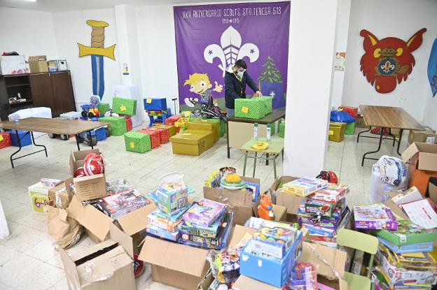 Los scouts, con los juguetes que preparan estos días. / J. V. ARNELAS