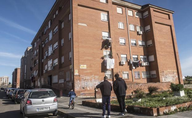 Uno de los bloques de viviendas utilizados por la Guardia Civil fue ocupado en 2017 y hasta el momento no se han producido desahucios./HOY