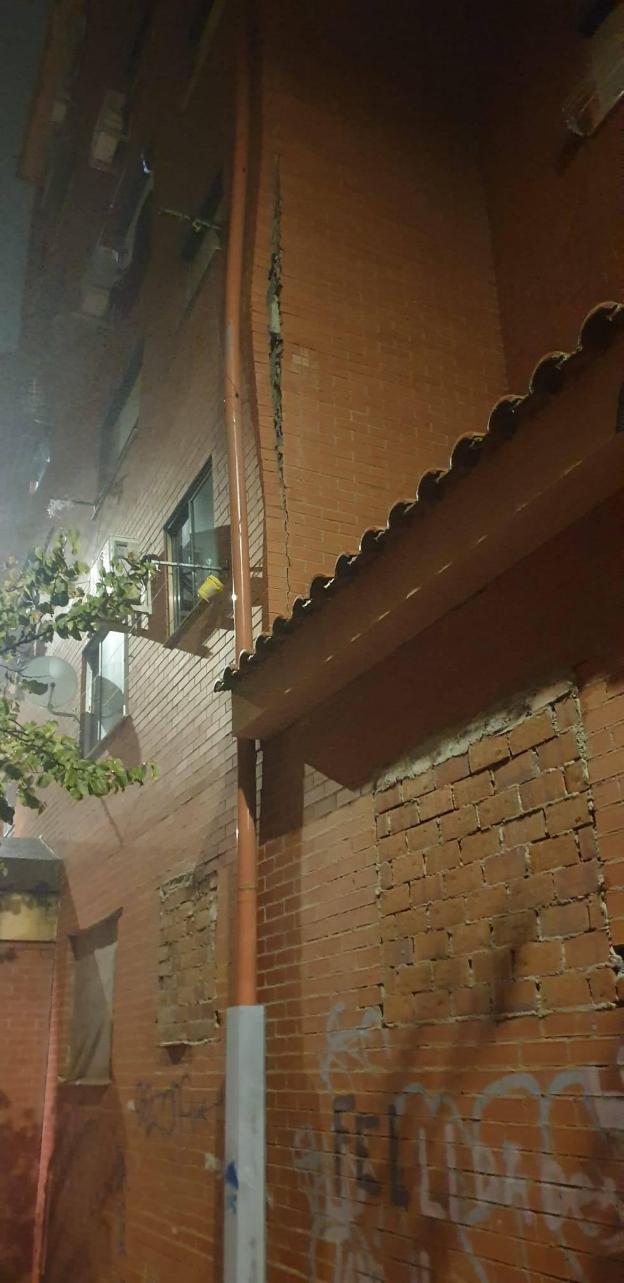 Refuerzan otro edificio de Aldea Moret por una grieta en su fachada