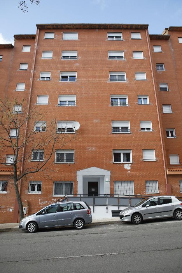 Las familias regresan al bloque de Ródano, en Cáceres, que se ha reformado