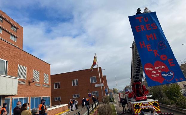 Los Reyes Magos llegan al Materno de Badajoz en autoescala