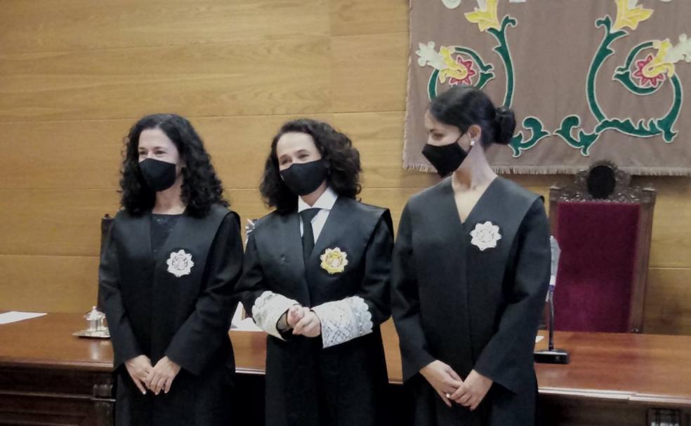 La presidenta del TSJ extremeño, flanqueada por las juezas de Logrosán (a su izquierda) y Herrera del Duque (a su derecha). /HOY