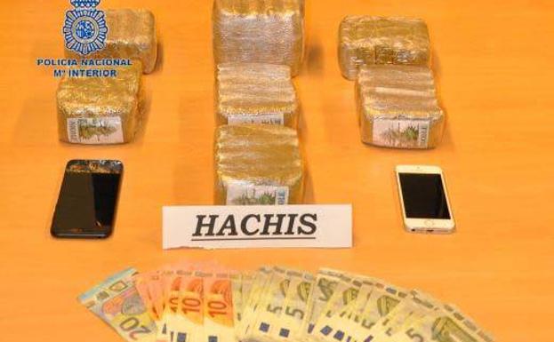 Ingresa en prisión por llevar más cuatro kilos de hachís en su vehículo
