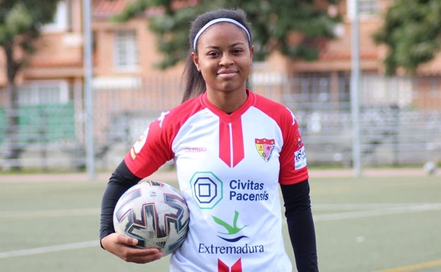 Kenni Thompson posa con la camiseta del conjunto pacense. /Santa Teresa