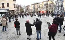 300 comerciantes y hosteleros protestan en Plasencia contra el cierre de sus negocios