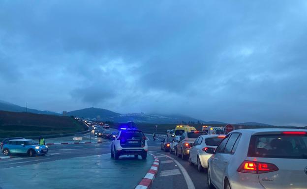 Colapso circulatorio y un accidente grave por la afluencia de turismos para ver la nieve en Feria