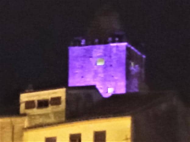 La Torre del Alfiler iluminada de forma especial. / HOY