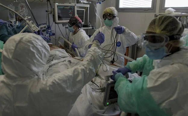 Sanitarios atendiendo a un paciente en una UCI de covid. /e.p.