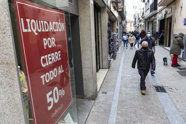 Algunos de los locales comerciales de la ciudad que están cerrados o anuncian su cierre. / ANDY SOLÉ