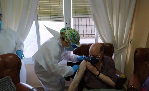 Comienza la vacunación contra la covid-19 en Higuera la Real