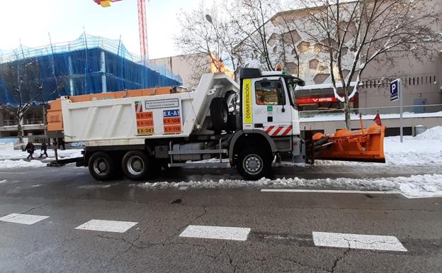 Extremadura envía dos camiones quitanieves y cuatro operarios a Madrid