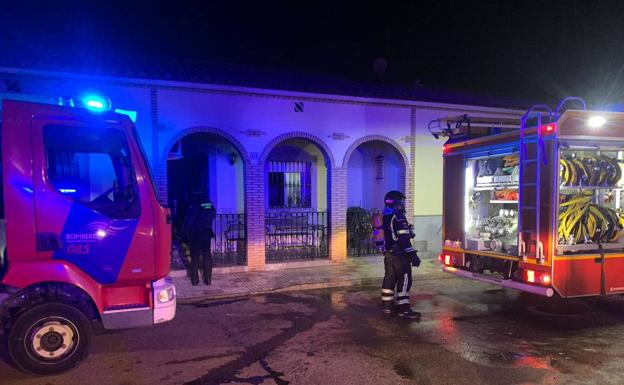 Dos heridos en el incendio de una casa en Puebla de Alcollarín