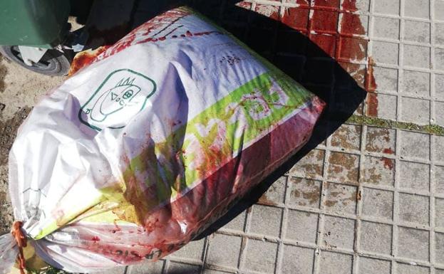 La policía local llama al civismo de los vecinos tras encontrar un saco de matanza en la vía pública