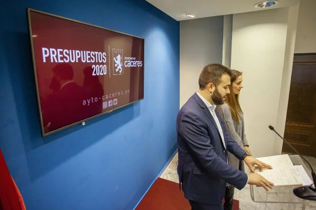 Luis Salaya y María Ángeles Costa durante la presentación del borrador de los presupuestos de 2020, en diciembre de 2019. / JORGE REY
