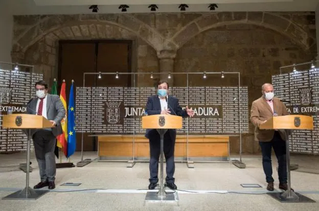 Fernández Vara, en el centro, acompañado de Vergeles (izquierda) y España, el pasado miércoles tras el Consejo de Gobierno. / HOY