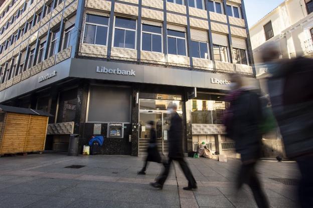 Liberbank y Unicaja se solapan con oficinas en 22 poblaciones extremeñas