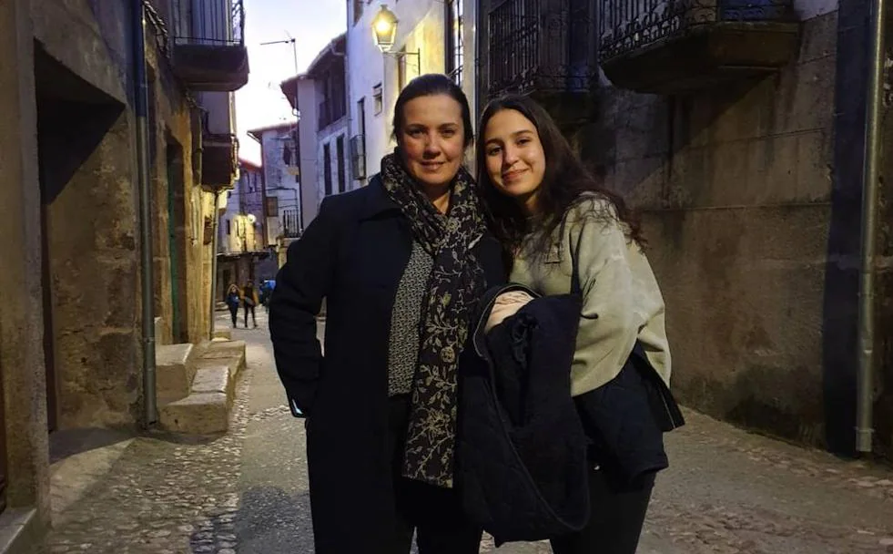 Eva González con su hija Nuria en San Martín de Trevejo/