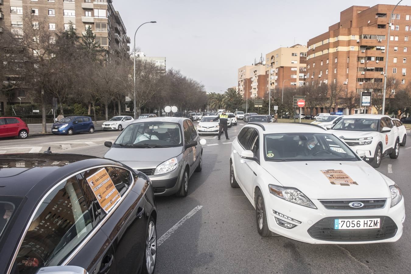 Sonoras caravanas del comercio, la hostelería y los mercadillos reclaman indemnizaciones por el cierres