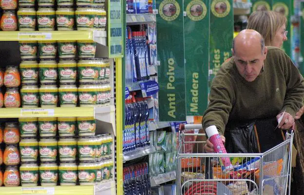 Una pareja compra productos de limpieza en un supermercado. / HOY