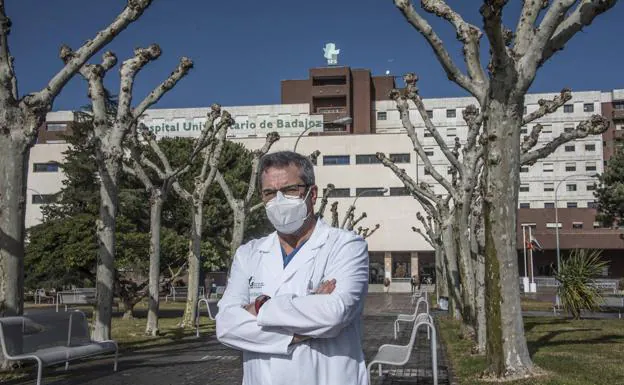 Luis López, jefe de la Unidad de Cuidados Intensivos del Universitario de Badajoz, ayer a las puertas del hospital. /PAKOPÍ