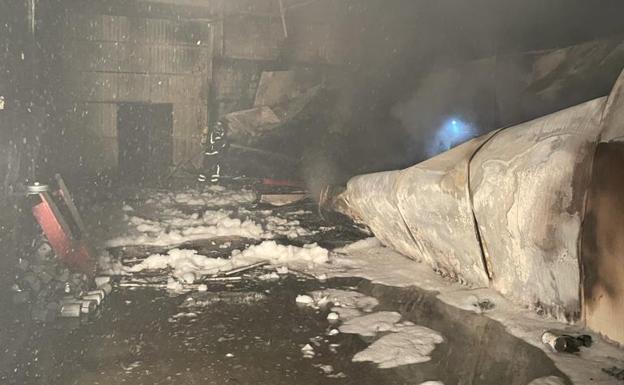 Calcinadas dos naves con maquinaria agrícola en Don Benito