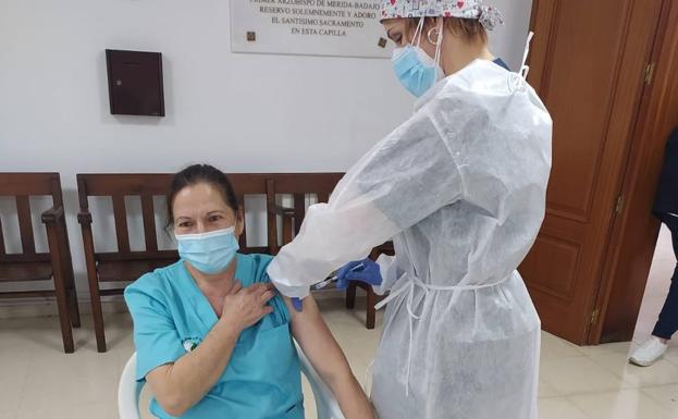 Los usuarios de la residencia reciben la segunda dosis de la vacuna