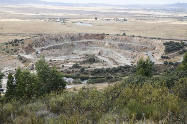 La cantera de áridos vista desde el monte Arropez, donde la Fundación Lumbini proyecta el gran complejo budista. / ARMANDO MÉNDEZ