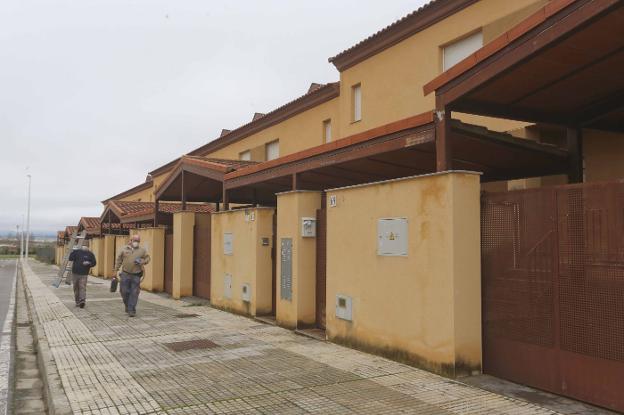 Promoción de viviendas, en la calle Maruja Mayo de Mérida, que la Sareb está desarrollando para poner a la venta. / J. M. ROMERO