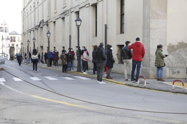 Dos centenares de personas participaron en el cribado masivo. / A. MÉNDEZ