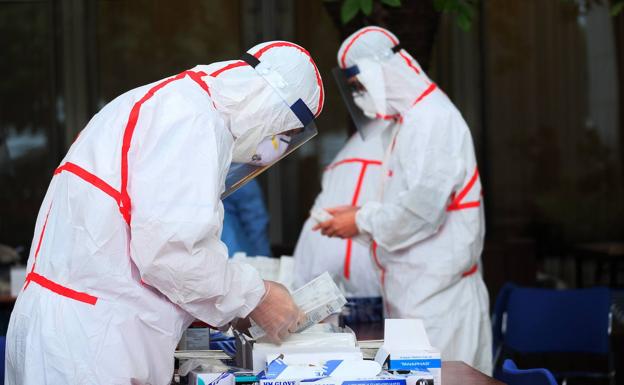 Los positivos bajan en la región hasta los 370 casos en una jornada con 14 fallecidos