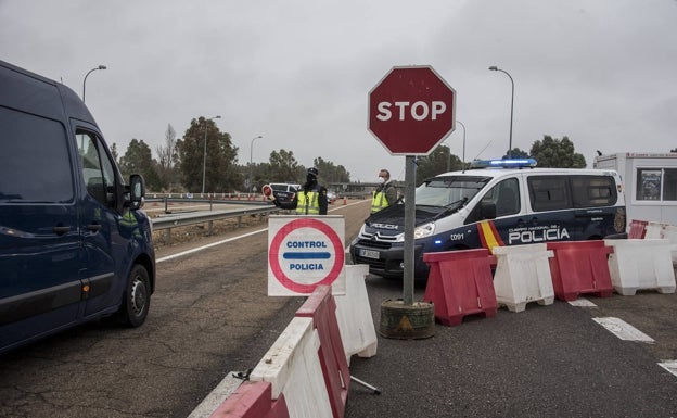 La Policía Nacional deniega la entrada a 41 personas en el primer día con la frontera lusa cerrada