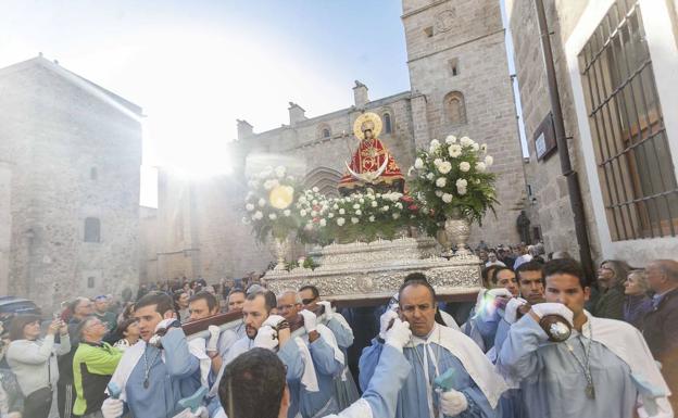 La cofradía descarta el traslado de la Virgen de la Montaña en vehículo para el Novenario