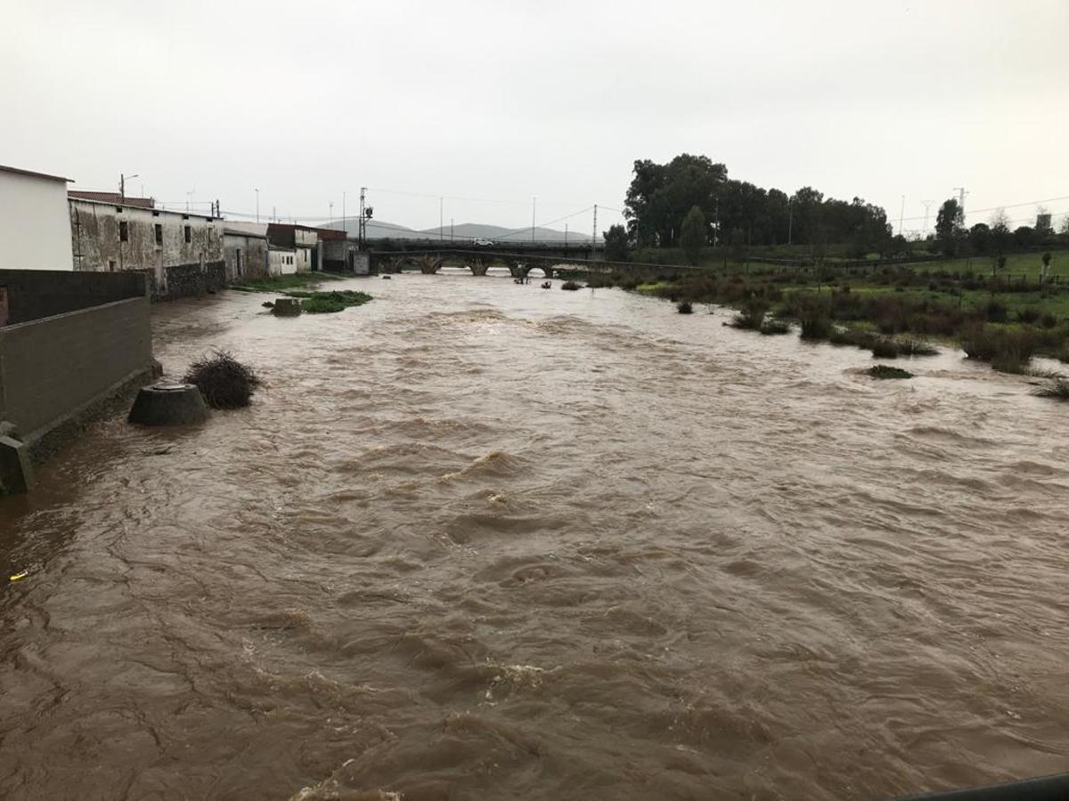 La rivera de Alconchel empieza a desbordarse