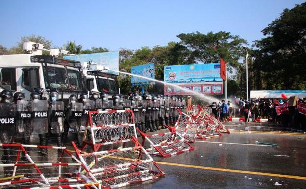 Balas de goma y gases lacrimógenos contra los manifestantes en Birmania