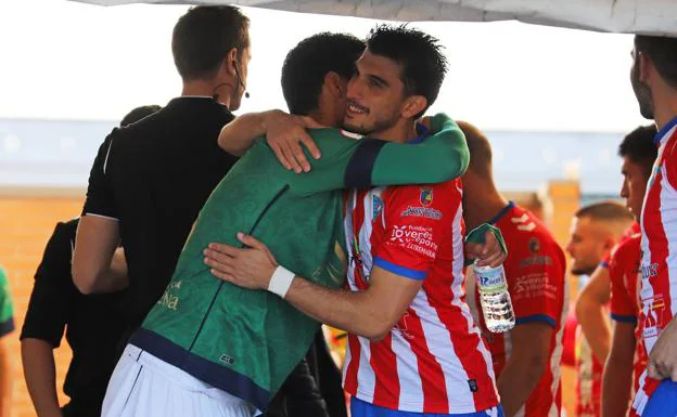 Saludo entre Tapia y Álex Herrera en el partido de la primera vuelta. /E. DOMEQUE