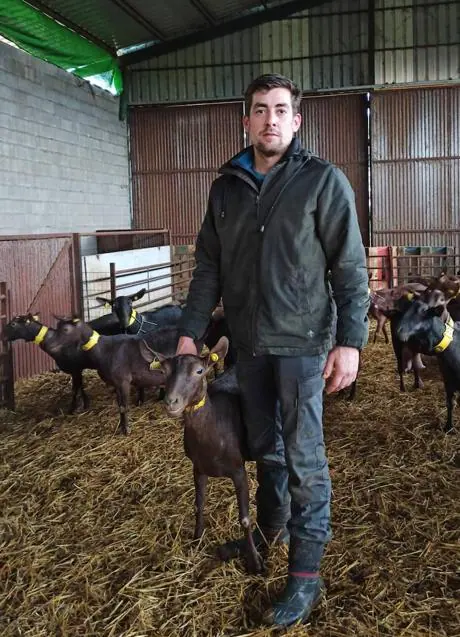 José María Salguero, 33, en su granja de cabras en el Valle de Santa Ana, en el suroeste de la Sierra