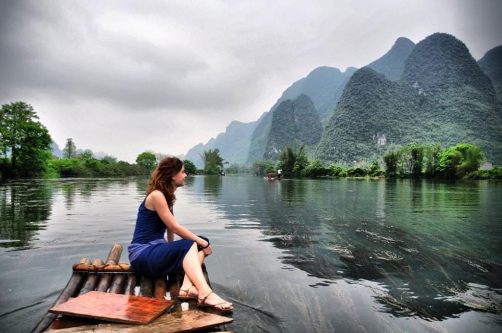 Elena Ortega navegando por el río Yangshuo, en China. / ASIER CALDERÓN