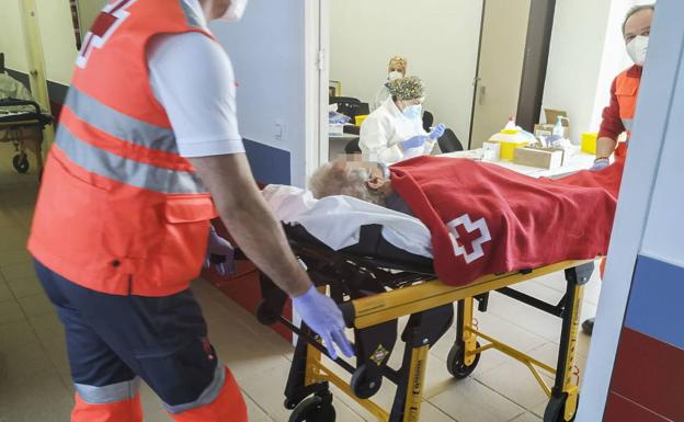 Cruz Roja trasladó a un gran empleado de la zona de Villafranca de los Barros desde su domicilio hasta el polideportivo, donde ayer fue vacunado.