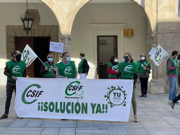 CSIF exige la readmisión de los once trabajadores municipales despedidos y propone alternativas en Villanueva