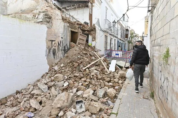 Los escombros cortando la calle. / JOSÉ VICENTE ARNELAS