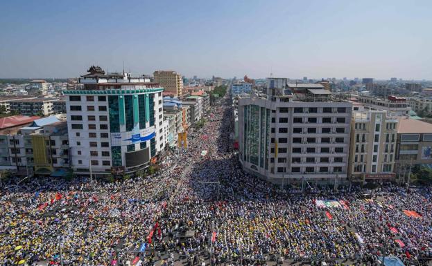 La huelga general contra los golpistas paraliza Myanmar